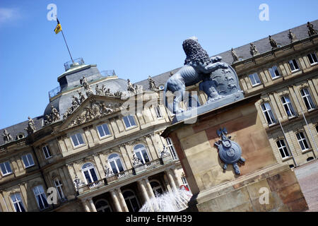 Allegorische Statue der heraldische Löwe vor Neues Schloss (neue Burg) Der Ehrenhof, Stuttgart Stockfoto