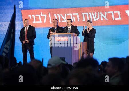 Jerusalem, Israel, 17. März 2015. Israels zionistische Union Leader Isaac Herzog (2. R) Dank Anhänger, nachdem die Exit Polls Ergebnisse am Hauptsitz Union zionistische Kampagne in Tel Aviv, Israel, am 17. März 2015 herauskam. Amtsinhaber der israelische Ministerpräsident Benjamin Netanyahu hervorgegangen frühen Mittwoch als entscheidenden Sieger des israelischen Parlamentswahl, zeigten die offiziellen Ergebnisse nach 99 Prozent der Stimmzettel gezählt worden, die. Bildnachweis: Xinhua/Alamy Live-Nachrichten Stockfoto