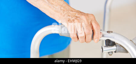 Händen der älteren Frau mit einer Gehhilfe für Unterstützung Stockfoto