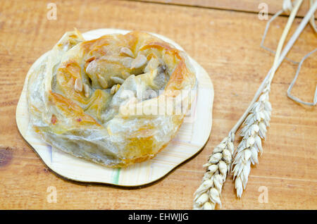 Pikante Fleischpastete mit Samen auf einem Holztisch verziert mit Weizen-sticks Stockfoto