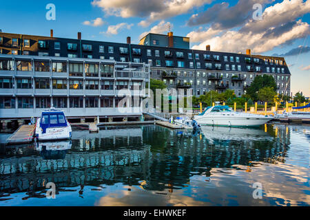 Lewis Wharf und Boote reflektiert in den inneren Hafen von Boston, in Boston, Massachusetts. Stockfoto