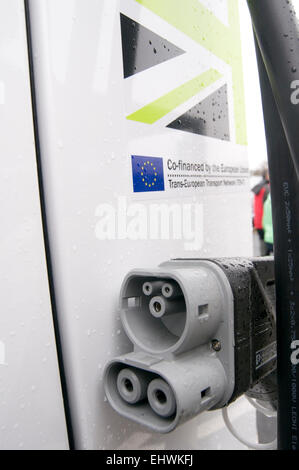 Elektro-Auto Autos aufladen Punkt laden kostenlos Stecker Steckdose Steckdosen aufladen Batterien Stromkabel Kabel einstecken Stockfoto