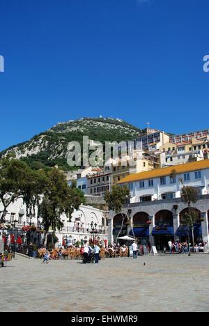 Touristen entspannen in Straßencafés in Grand Kasematten Square, Gibraltar, Großbritannien, Westeuropa. Stockfoto