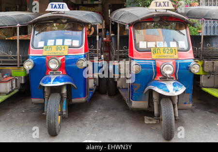 Zwei tuk tuks, auf einer Straße in Bangkok, Thailand geparkt Stockfoto