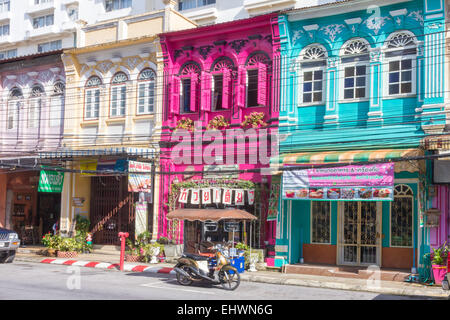 Restaurierte Sino Portugiesische Architektur Geschäftshäusern in Phang Nga Straße. Alte Stadt Phuket, Thailand Stockfoto