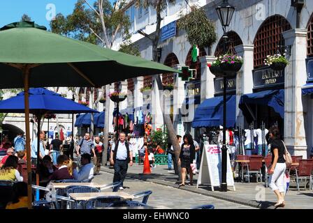 Touristen entspannen in Straßencafés in Grand Kasematten Square, Gibraltar, Großbritannien, Westeuropa. Stockfoto