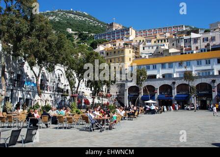 Touristen entspannen in Straßencafés in Grand Kasematten Square, Gibraltar, Großbritannien, Westeuropa. Stockfoto