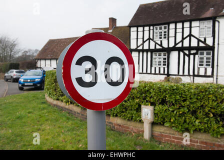 30 km/h Höchstgeschwindigkeit Zeichen in das Dorf Tong, Shropshire, England. Stockfoto