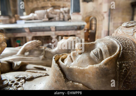 Das Grab von Sir Richard Vernon am St.-Bartholomäus Kirche, Tong, Shropshire, England. Stockfoto