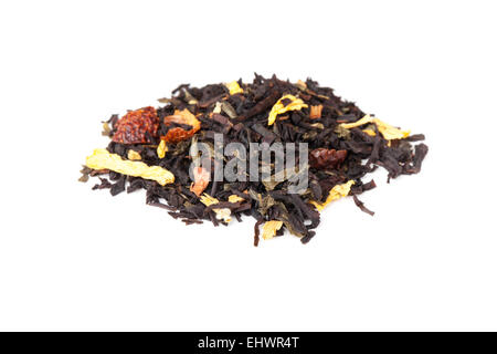 Haufen von gemischten schwarzer und grüner Tee mit trockenen Hagebutte Beeren, Ringelblume, Sonnenblume Blütenblätter isoliert auf weißem Hintergrund Stockfoto