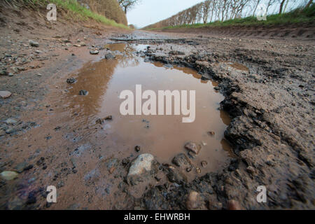 Schlaglöcher in einen Feldweg am Shifnal, Shropshire, England. Stockfoto