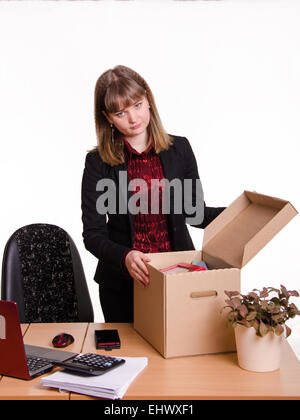 Frau von ihrem Job im Büro gefeuert und sammeln Sie persönliche Gegenstände in einer box Stockfoto