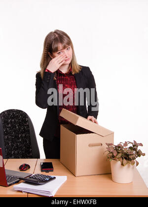 Frau von ihrem Job im Büro und sammeln persönliche Gegenstände und Hand Tücher Tränen gefeuert Stockfoto