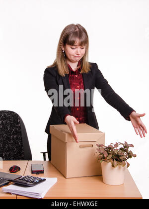 Frau von ihrem Job im Büro gefeuert und sammeln Sie persönliche Gegenstände und Blumenzimmer Stockfoto