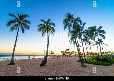 Sonnenuntergangszeit in Waikiki Beach, Honolulu, Hawaii. Stockfoto