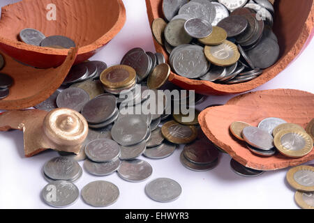 Tönernen Topf ist eine Sparbüchse der ländlichen Indien genannt Gullak. Stockfoto