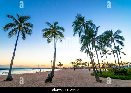 Sonnenuntergangszeit in Waikiki Beach, Honolulu, Hawaii. Stockfoto