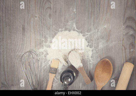 Backen Werkzeuge aus Draufsicht auf Holztisch in Vintage-Ton, kopieren Sie Platz an der Spitze. Stockfoto