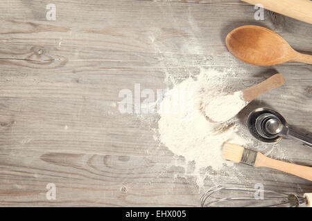 Backen Werkzeuge aus Draufsicht auf Holztisch in Vintage-Ton, Platz auf Seite kopieren. Stockfoto