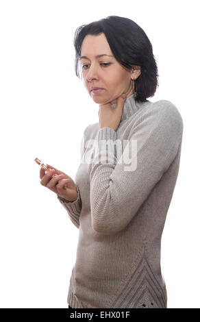 Frau mit Halsschmerzen, in den Händen von Tabletten Stockfoto