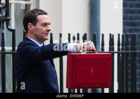 London, UK. 18. März 2015. Kanzler George Osborne verlässt Nummer 11 Downing Street um sein Budget dem Parlament vorlegen. Bildnachweis: Paul Davey/Alamy Live-Nachrichten Stockfoto