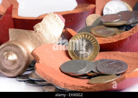 Tönernen Topf ist eine Sparbüchse der ländlichen Indien genannt Gullak. Stockfoto