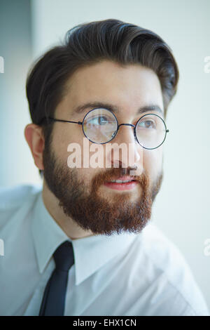 Porträt eines bärtigen Mannes in Gläsern Stockfoto