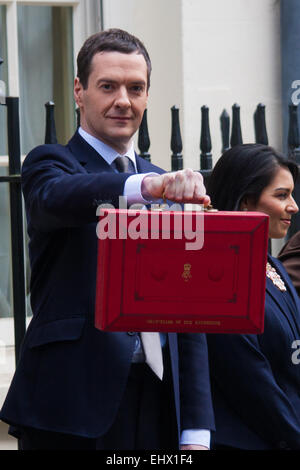 London, UK. 18. März 2015. Kanzler George Osborne verlässt Nummer 11 Downing Street um sein Budget dem Parlament vorlegen. Bildnachweis: Paul Davey/Alamy Live-Nachrichten Stockfoto