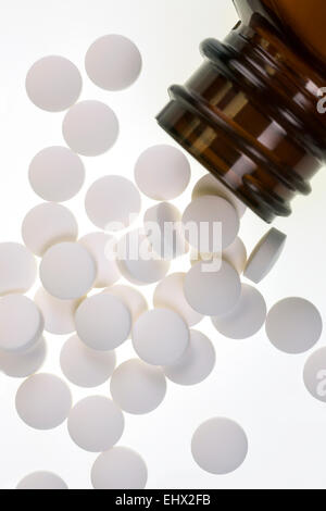 Medikamente in der Behandlung der Krankheit von einer Medizin-Flasche gießen Stockfoto