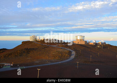 Haleakala Observatorien bei Sonnenaufgang von Pu'u' Beispieluhr Gipfel, Haleakala National Park, Maui, Hawaii, USA Stockfoto