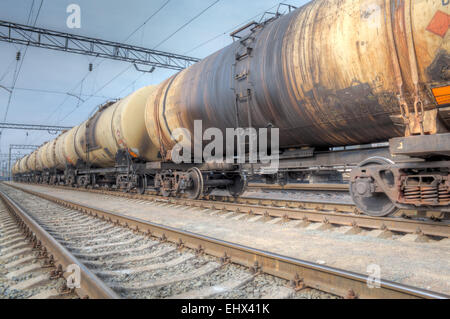 Öl-Tanker Autos auf dem Bahnhof Ladung an einem bewölkten Tag Stockfoto