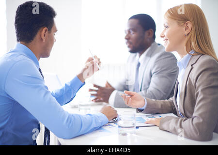 Drei Kollegen sprechen bei briefing Stockfoto