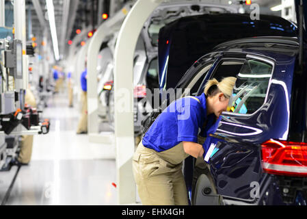 Produktion von VW Autos in einer Fabrik, Arbeiter Installation Fahrzeuginnenraum Stockfoto