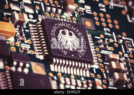 Abbildung einer Spionage CPU in einem Computer mit dem BND-Logo drauf Stockfoto