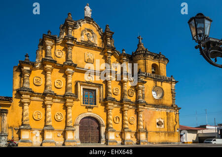 Mexikanischen Stil barocke Fassade der Iglesia De La Recoleccion Kirche (1786) in dieser historischen Stadt NW; Leon, Nicaragua Stockfoto