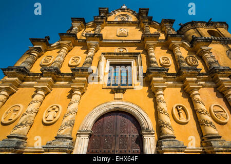 Mexikanischen Stil barocke Fassade der Iglesia De La Recoleccion Kirche (1786) in dieser historischen Stadt NW; Leon, Nicaragua Stockfoto