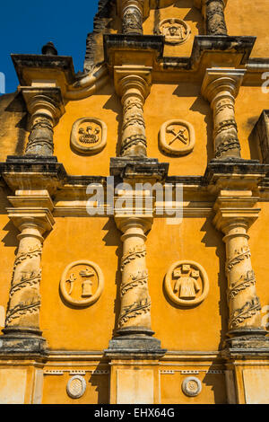 Mexikanischen Stil barocke Fassade der Iglesia De La Recoleccion Kirche (1786) in dieser historischen Stadt NW; Leon, Nicaragua Stockfoto