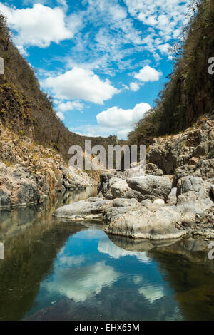 Boot schiffbaren Teil des Flusses Coco, bevor es in Somoto Canyon National Monument verengt; Somoto, Madriz, Nicaragua Stockfoto