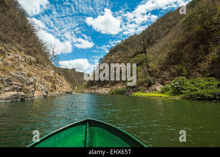 Boot schiffbaren Teil des Flusses Coco, bevor es in Somoto Canyon National Monument verengt; Somoto, Madriz, Nicaragua Stockfoto