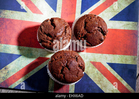 Schokoladen-Muffins auf Schneidebrett mit englischer Flagge Stockfoto