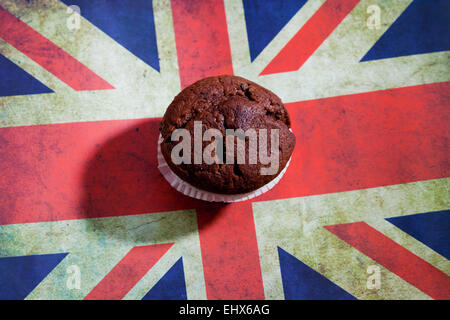 Schokoladen-Muffins auf Schneidebrett mit englischer Flagge Stockfoto