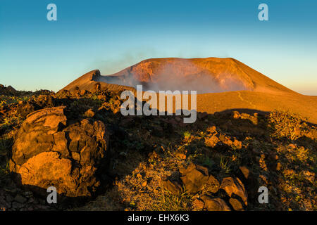 Lava-Bomben & Rauchen 700m breiten Krater des aktiven Volcan Telica, einer der aktivsten Vulkane des Landes; Leon, Nicaragua Stockfoto