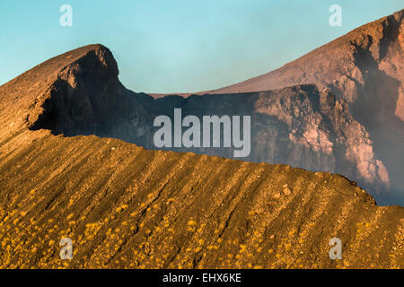 Rand des 700m breiten Krater des aktiven Volcan Telica, einer der aktivsten Vulkane des Landes; Leon, Nicaragua, Mittelamerika Stockfoto