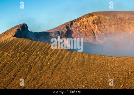 Rand des 700m breiten Krater des aktiven Volcan Telica, einer der aktivsten Vulkane des Landes; Leon, Nicaragua, Mittelamerika Stockfoto