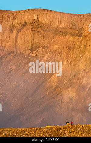 Rauchen 700m breiten Krater des aktiven Volcan Telica, einer der aktivsten Vulkane des Landes; Leon, Nicaragua, Mittelamerika Stockfoto