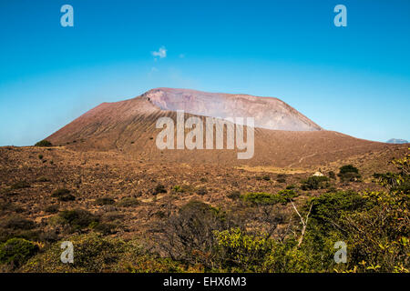 Rauchen 700m breiten Krater des aktiven Volcan Telica, einer der aktivsten Vulkane des Landes; Leon, Nicaragua, Mittelamerika Stockfoto