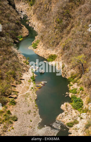 Boot schiffbaren Teil des Flusses Coco, bevor es in Somoto Canyon National Monument verengt; Somoto, Madriz, Nicaragua Stockfoto