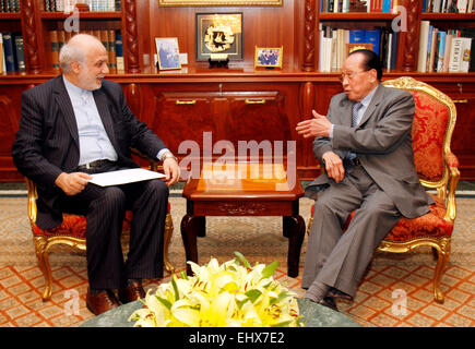 (150318)--PHNOM PENH, 18. März 2015 (Xinhua)--kambodschanischen Vizepremierminister und Foreign Minister Hor Namhong (R) trifft sich mit dem Iran ist Vize-Außenminister Ebrahim Rahimpour in Phnom Penh, Kambodscha, 18. März 2015 besuchen. (Xinhua/Sovannara) Stockfoto