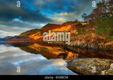 Mit Blick auf Loch Lomond in Richtung zur Unterseite des Ben Lomond, genommen von der Kante des Lochs in Rowardennan Stockfoto