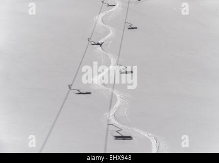 Loipe im Tiefschnee mit Schatten von einem Sessellift, Venet, Zams, Tirol, Österreich Stockfoto